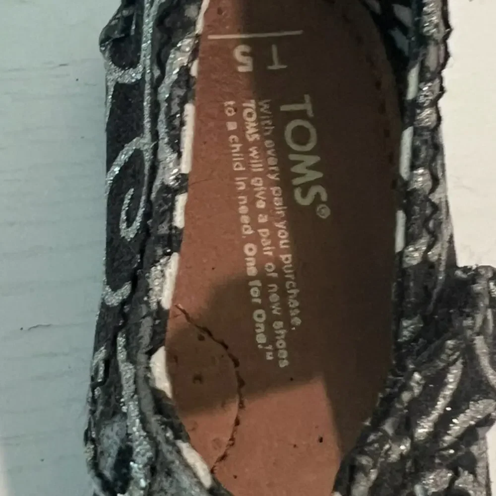 Toms Black & Silver Shimmering Swirl Mary Jane Shoes Toddler size 5
